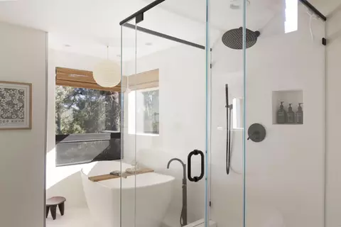 Bath - 55100 Pine Crest Dr, Idyllwild, CA 92549 photo 3 of 8