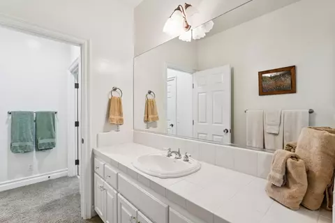 Bath - 391 Cedar Ridge Dr, Lake Arrowhead, CA 92352 photo 8 of 9