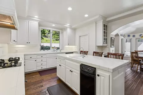 Kitchen - 391 Cedar Ridge Dr, Lake Arrowhead, CA 92352 photo 1 of 3