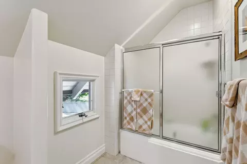 Bath - 391 Cedar Ridge Dr, Lake Arrowhead, CA 92352 photo 6 of 9
