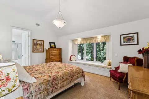 Bedroom - 391 Cedar Ridge Dr, Lake Arrowhead, CA 92352 photo 3 of 9