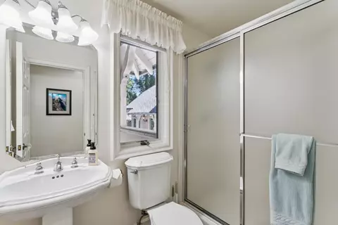 Bath - 391 Cedar Ridge Dr, Lake Arrowhead, CA 92352 photo 5 of 9
