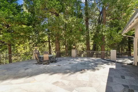 Exterior - 391 Cedar Ridge Dr, Lake Arrowhead, CA 92352 photo 5 of 14