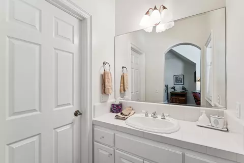 Bath - 391 Cedar Ridge Dr, Lake Arrowhead, CA 92352 photo 9 of 9