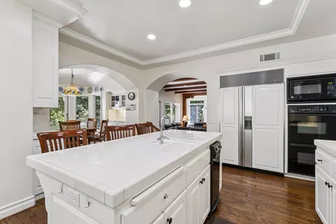 Kitchen - 391 Cedar Ridge Dr, Lake Arrowhead, CA 92352 photo 3 of 3