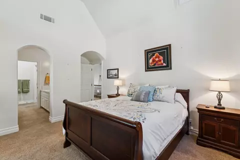 Bedroom - 391 Cedar Ridge Dr, Lake Arrowhead, CA 92352 photo 7 of 9
