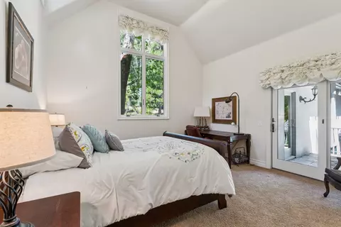 Bedroom - 391 Cedar Ridge Dr, Lake Arrowhead, CA 92352 photo 6 of 9