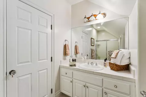 Bath - 391 Cedar Ridge Dr, Lake Arrowhead, CA 92352 photo 7 of 9