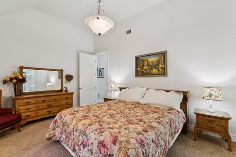 Bedroom - 391 Cedar Ridge Dr, Lake Arrowhead, CA 92352 photo 4 of 9