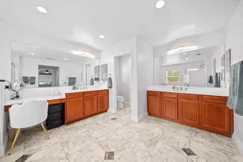 Bath - 2121 Cottage Ct, Perris, CA 92571 photo 2 of 5