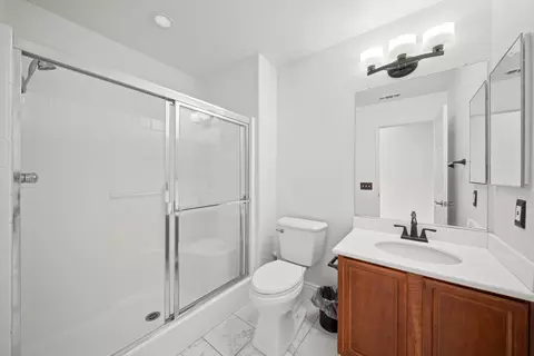 Bath - 2121 Cottage Ct, Perris, CA 92571 photo 3 of 5