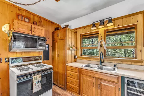 Kitchen - 24701 Schaffer Dr, Idyllwild, CA 92549 photo 2 of 4
