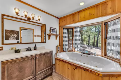 Bath - 24701 Schaffer Dr, Idyllwild, CA 92549 photo 2 of 4
