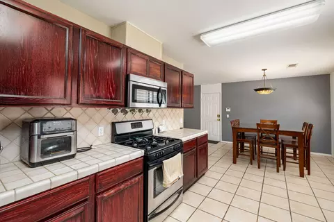 Kitchen - 53185 Eisenhower Dr, La Quinta, CA 92253 photo 4 of 5