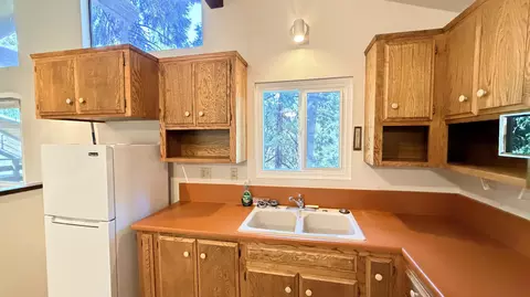 Kitchen - 25950 Lilac Dr, Idyllwild, CA 92549 photo 2 of 4