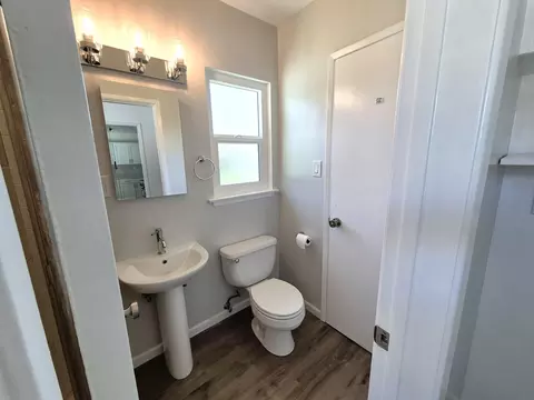 Bath - 4720 Whipple Rd, Riverside, CA 92506 photo 2 of 4