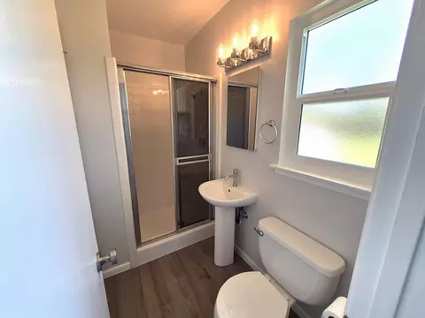 Bath - 4720 Whipple Rd, Riverside, CA 92506 photo 1 of 4