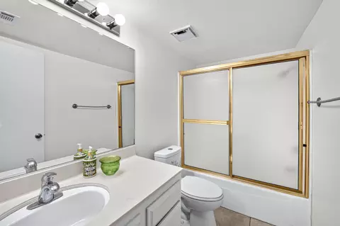 Bath - 48982 Eisenhower Dr, Indio, CA 92201 photo 2 of 3