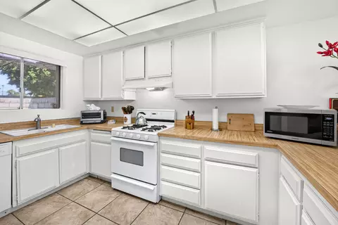 Kitchen - 48982 Eisenhower Dr, Indio, CA 92201 photo 2 of 3