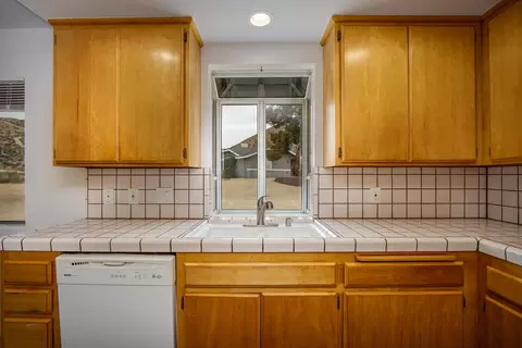 Kitchen - 55668 Encelia Dr, Yucca Valley, CA 92284 photo 2 of 2
