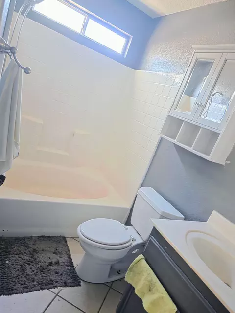 Bath - 978 Pater St, Brawley, CA 92227 photo 2 of 5