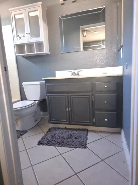 Bath - 978 Pater St, Brawley, CA 92227 photo 5 of 5