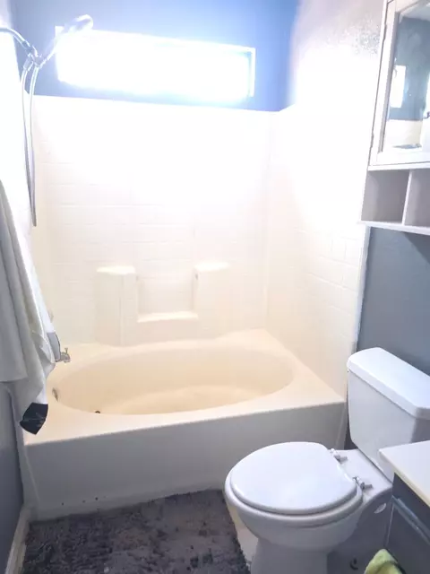 Bath - 978 Pater St, Brawley, CA 92227 photo 4 of 5