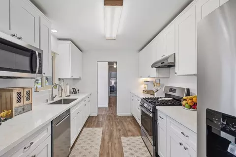 Kitchen - 57530 Warren Way, Yucca Valley, CA 92284 photo 1 of 3