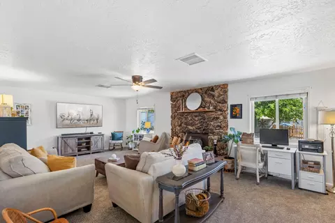 Living - 57530 Warren Way, Yucca Valley, CA 92284 photo 4 of 4