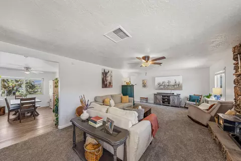 Living - 57530 Warren Way, Yucca Valley, CA 92284 photo 3 of 4