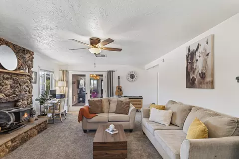 Living - 57530 Warren Way, Yucca Valley, CA 92284 photo 2 of 4