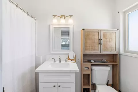 Bath - 57530 Warren Way, Yucca Valley, CA 92284 photo 1 of 2