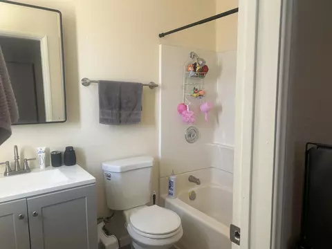 Bath - 1223 Glendale Ave, Thermal, CA 92274 photo 1 of 2