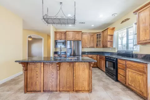 Kitchen - 4224 Yucca Mesa Rd, Yucca Valley, CA 92284 photo 2 of 4