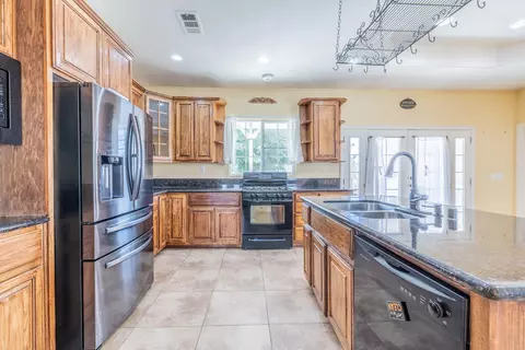 Kitchen - 4224 Yucca Mesa Rd, Yucca Valley, CA 92284 photo 1 of 4