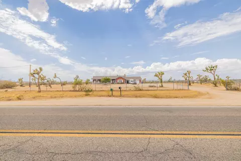 Exterior - 4224 Yucca Mesa Rd, Yucca Valley, CA 92284 photo 5 of 5