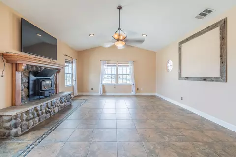 Living - 4224 Yucca Mesa Rd, Yucca Valley, CA 92284 photo 1 of 2