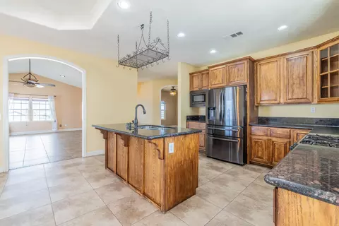 Kitchen - 4224 Yucca Mesa Rd, Yucca Valley, CA 92284 photo 4 of 4