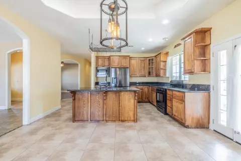 Kitchen - 4224 Yucca Mesa Rd, Yucca Valley, CA 92284 photo 3 of 4