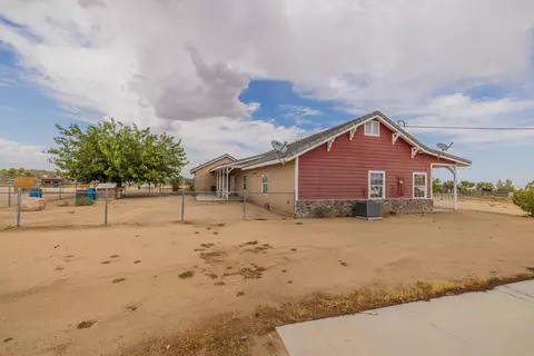 Exterior - 4224 Yucca Mesa Rd, Yucca Valley, CA 92284 photo 4 of 5