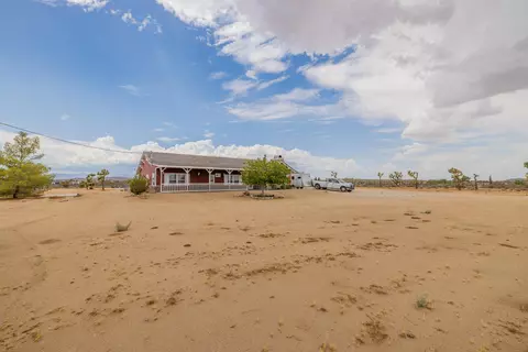 Exterior - 4224 Yucca Mesa Rd, Yucca Valley, CA 92284 photo 3 of 5