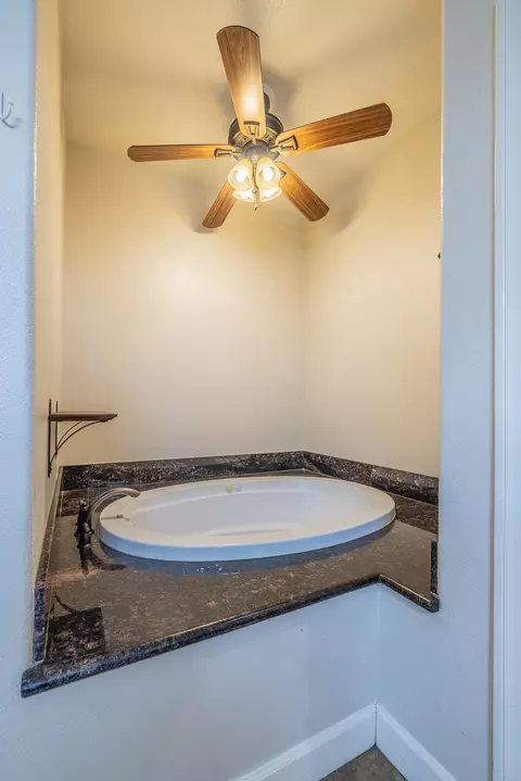 Bath - 4224 Yucca Mesa Rd, Yucca Valley, CA 92284 photo 4 of 5
