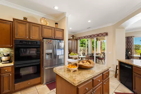 Kitchen - 60582 Silver Torch Cir, La Quinta, CA 92253 photo 5 of 7