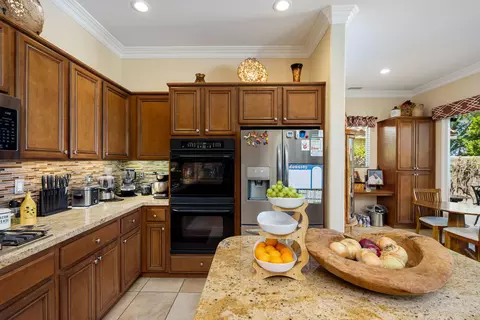 Kitchen - 60582 Silver Torch Cir, La Quinta, CA 92253 photo 6 of 7