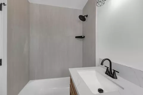 Bath - 83031 Emerald Ave, Indio, CA 92201 photo 2 of 3