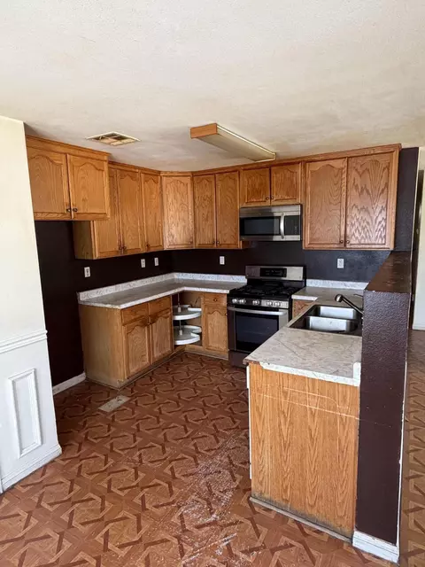 Kitchen - 58540 Barron Dr, Yucca Valley, CA 92284 photo 1 of 2