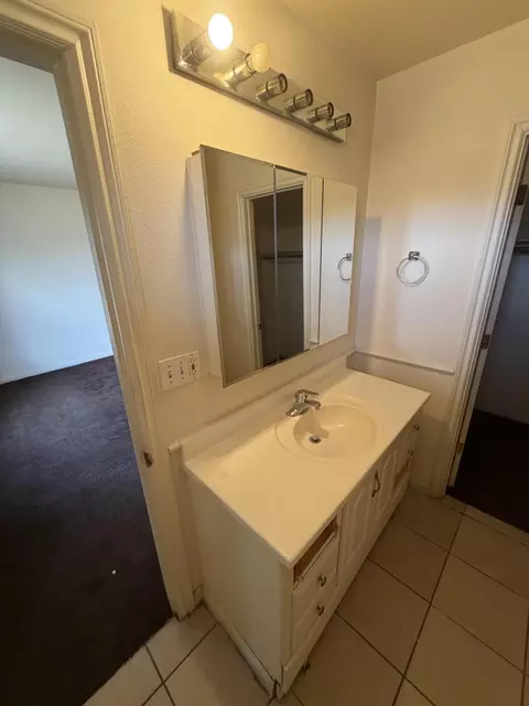 Bath - 58540 Barron Dr, Yucca Valley, CA 92284 photo 5 of 6
