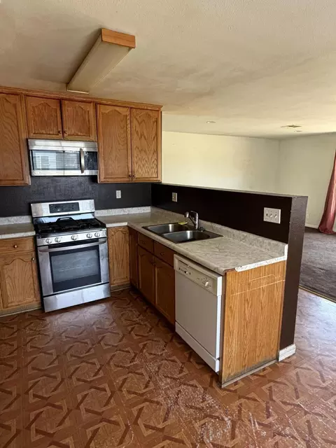 Kitchen - 58540 Barron Dr, Yucca Valley, CA 92284 photo 2 of 2