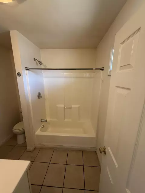 Bath - 58540 Barron Dr, Yucca Valley, CA 92284 photo 4 of 6