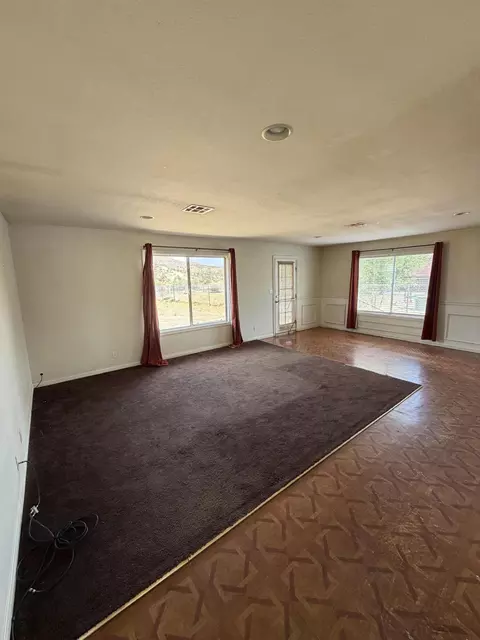 Living - 58540 Barron Dr, Yucca Valley, CA 92284 photo 1 of 2